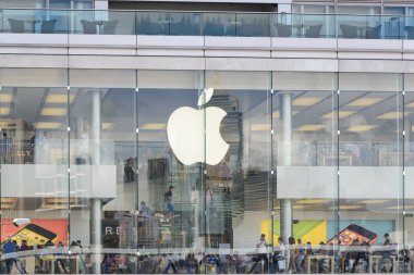 Hong Kong - 25 Mayıs: içinde apple store logosu 25 Mayıs 2013 tarihinde Hong Kong'da müşteriler. İlk Apple Store Hong Kong, ABD dışındaki 100 yurtdışı mağaza olmak 24 Eylül 2011 tarihinde açıldı