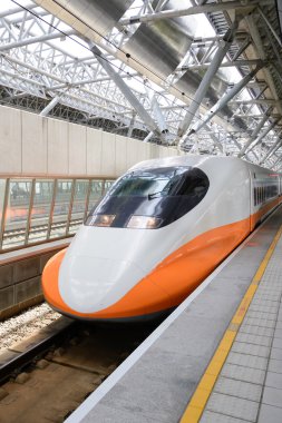 Taichung - Tayvan, 18 Temmuz 2014: Tayvan Yüksek Hızlı Tren Taichung İstasyonu platformu 18 Temmuz 2014 Taichung, Tayvan'ın yüksek hızlı demiryolu en önemli ulaşım haline gelmiştir.