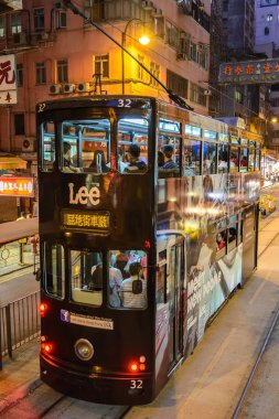 Hong Kong - Ekim 18: 18 Ekim 2013 Hong Kong şehir tramvay kullanan kimliği belirsiz kişiler. Hong Kong tramvay tek mi çift deckers ve turistik mekanlara biri ile çalıştırmak dünya.