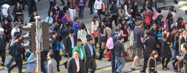 Hong Kong, Çin - 13 Nisan: Hong Kong, Çin için 13 Nisan 2013 tarihinde cadde görünümü kalabalık. 7 m nüfus ve kara kütlesi 1104 sq km ile dünyanın en yoğun alanlarda biridir.