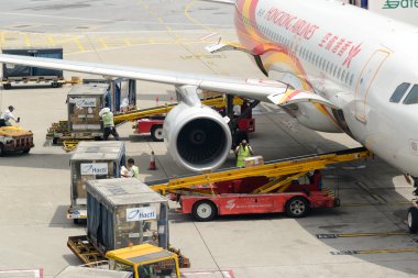 Hong Kong - 16 Mayıs: yükleri Hong Kong havayolu Hong Kong Havaalanı'nda 16 Mayıs 2014 Hong Kong'da kaldırılıyor. Hong Kong Havayolları bölgesinde en çok meşgul oluşumlarından birisi.