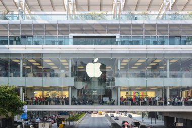 Hong Kong - 11 Haziran: içinde apple store logosu 11 Haziran 2013 tarihinde Hong Kong'da müşteriler. İlk Apple Store Hong Kong, ABD dışındaki 100 yurtdışı mağaza olmak 24 Eylül 2011 tarihinde açıldı