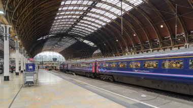 Londra - 8 Ekim: Bir tren Paddington istasyonuna 8 Ekim 2012 tarihinde Londra'da çeker, İngiltere. Paddington istasyonu yoğun zamanlarda saatte 100'den fazla tren ile Avrupa'nın en işlek biridir.