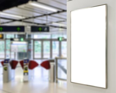 Bir büyük dikey / dikey yönde boş giriş tren istasyonu arka plan ile modern beyaz duvar üzerinde billboard