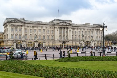 Londra - 1 Mayıs: Turistler Mayıs'ta Buckingham Sarayı ziyaret 1, 2013 Londra'da, İngiltere. Buckingham Sarayı 1837'den beri Britanya hükümdarlarının Londra'daki resmi ikametgahı olarak hizmet vermiştir..