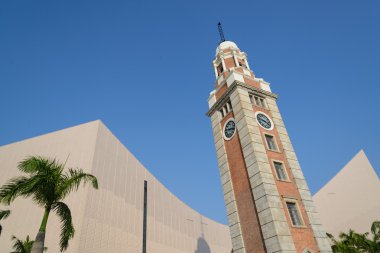 Hong Kong Kültür Merkezi mimari yapısı üzerinde mavi gökyüzü