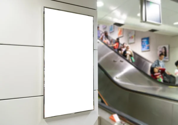 つの大きな垂直縦方向の空白はエスカレーターとぼやけ旅客背景に公共交通機関の看板 — ストック写真