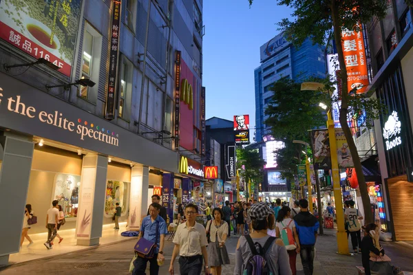 Taipei, Taiwan - 9 juli: Ximending District 9 juli 2014 in Taipei, Tw. oorspronkelijk ontwikkeld gedurende de Japanse koloniale overheersing, het district is de bron van Taiwan mode subcultuur. — Stockfoto