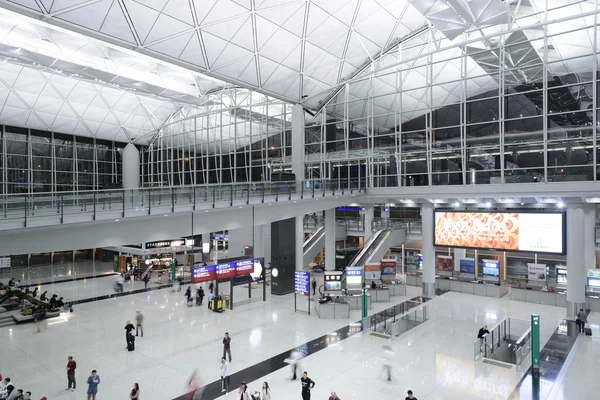 HONG KONG, CHINA - 14 DE ABRIL: Pasajeros en el lobby principal del aeropuerto el 14 de abril de 2014 en Hong Kong, China. El aeropuerto de Hong Kong maneja más de 70 millones de pasajeros al año . — Foto de Stock