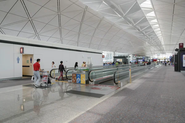 Hong Kong, China - 14 juli: Passagiers in de centrale hal van de luchthaven op juli 14, 2014 in Hong Kong, China. Het vliegveld van Hong Kong verwerkt meer dan 70 miljoen passagiers per jaar. — Stockfoto