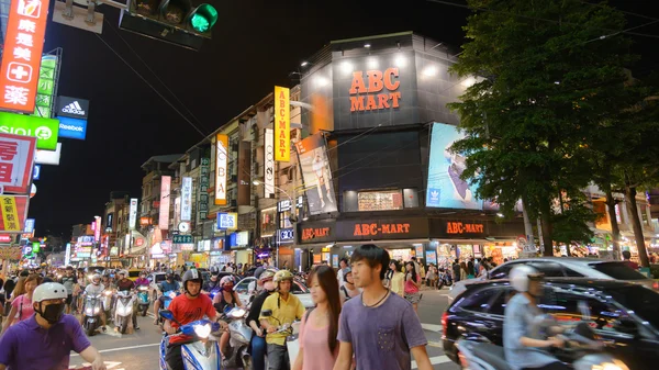 Taichung, Taiwan-12 juli: voetgangers op een Fengjia-avondmarkt juli 12, 2014 in Taichung, tw. nachtmarkten zijn een belangrijk onderdeel van de culinaire cultuur van Taipei. — Stockfoto