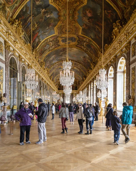 VERSAILLES, FRANCIA - 19 de junio de 2013: Interior del Chateau de Versailles (Palacio de Versalles) cerca de París el 19 de junio de 2013, Francia. Palacio de Versalles está en la lista del Patrimonio Mundial de la UNESCO desde 1979 . —  Fotos de Stock