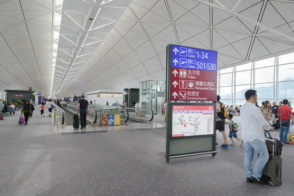 Hong Kong, Kína - július 14: A repülőtér fő lobbyban 2014. július 14., Kínában, Hong Kong, az utasok. A hongkongi repülőtér kezeli a több mint 70 millió utas / év. — Stock Fotó