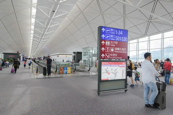 HONG KONG, CHINA - JULY 14: Passengers in the airport main lobby on JULY 14, 2014 in Hong Kong, China. The Hong Kong airport handles more than 70 million passengers per year. — Stock Photo, Image