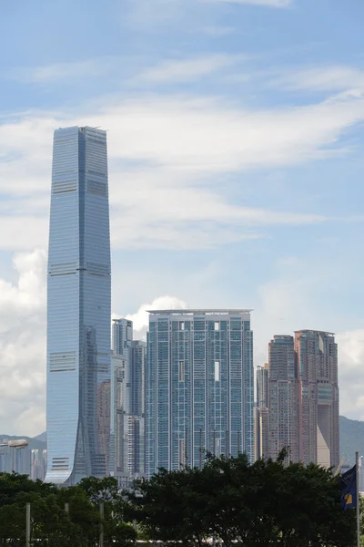 HONG KONG - 25 DE MAYO: El Centro de Comercio Internacional el 25 de mayo de 2014 en Hong Kong. ICC es un desarrollo residencial de lujo de espacio comercial, moderno comercio minorista y dos hoteles de 6 estrellas en una sola ubicación . — Foto de Stock