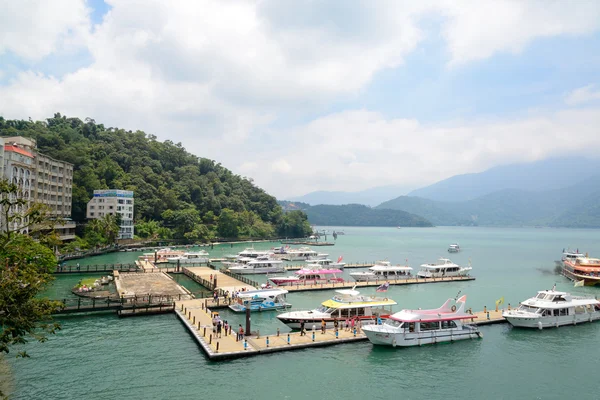 SUN MOON LAKE - 15 de julho: muitos barcos estacionando no cais em 15 de julho de 2014 no Sun Moon Lake, Taiwan. Sun Moon Lake é o maior corpo de água em Taiwan, bem como uma atração turística . — Fotografia de Stock