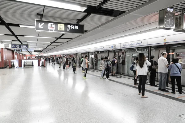 HONG KONG - JANEIRO 25: Pessoas não identificadas esperando por um trem de metrô em 25 de janeiro de 2013 em Hong Kong. MTR tinha 46,4% do mercado de transportes públicos, tornando-se o transporte mais popular em Hong Kong — Fotografia de Stock