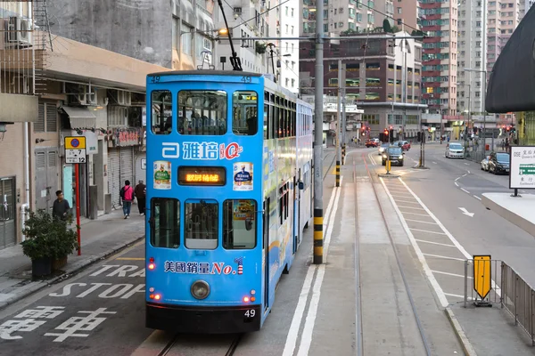 HONG KONG, CHINA - APR 13: Vista de rua lotada em 13 de abril de 2013 em Hong Kong, China. Com população de 7M e massa de terra de 1104 quilômetros quadrados, é uma das áreas mais densas do mundo . — Fotografia de Stock