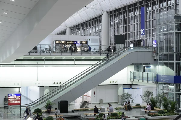 HONG KONG, CHINA - 14 DE ABRIL: Pasajeros en el lobby principal del aeropuerto el 14 de abril de 2014 en Hong Kong, China. El aeropuerto de Hong Kong maneja más de 70 millones de pasajeros al año . —  Fotos de Stock