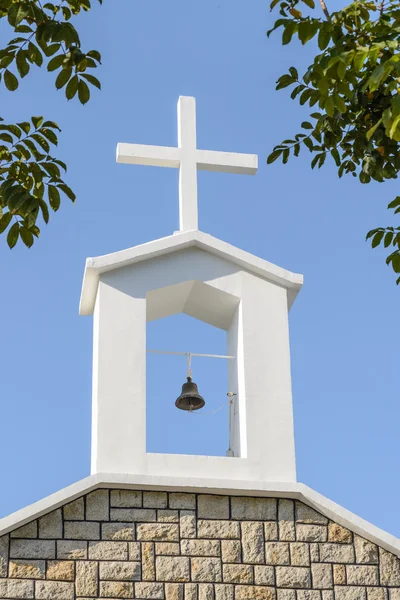 蓝色天空上的神圣十字架教会 — 图库照片