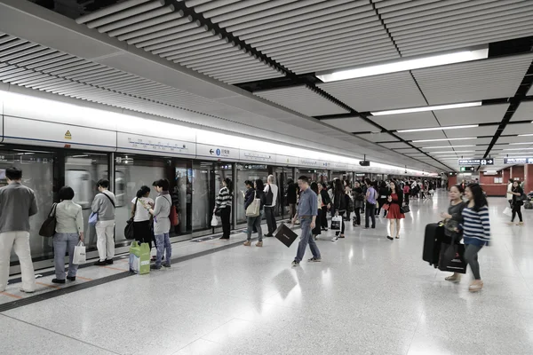HONG KONG - JANEIRO 25: Pessoas não identificadas esperando por um trem de metrô em 25 de janeiro de 2013 em Hong Kong. MTR tinha 46,4% do mercado de transportes públicos, tornando-se o transporte mais popular em Hong Kong — Fotografia de Stock