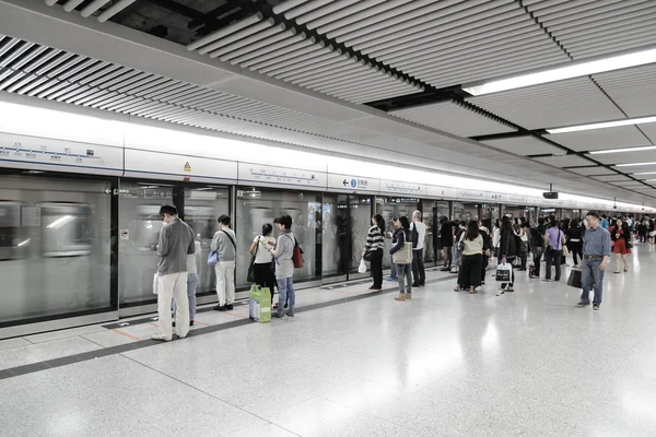 HONG KONG - JANEIRO 25: Pessoas não identificadas esperando por um trem de metrô em 25 de janeiro de 2013 em Hong Kong. MTR tinha 46,4% do mercado de transportes públicos, tornando-se o transporte mais popular em Hong Kong — Fotografia de Stock