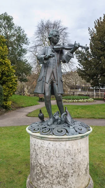Wolfgang Amadeus Mozart socha v průvodu zahrady, Bath Spa, Somerset. — Stock fotografie
