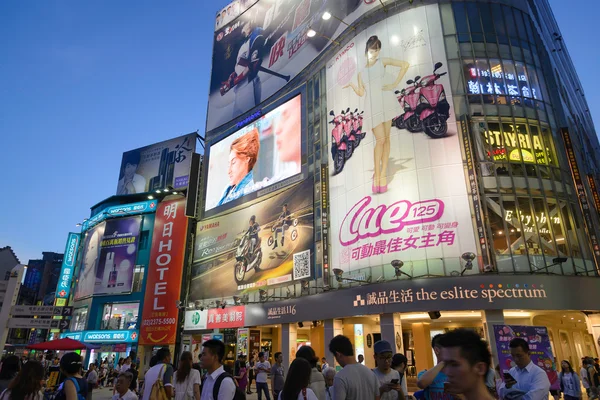 Taipei, Taiwan - 9 juli: Ximending District 9 juli 2014 in Taipei, Tw. oorspronkelijk ontwikkeld gedurende de Japanse koloniale overheersing, het district is de bron van Taiwan mode subcultuur. — Stockfoto