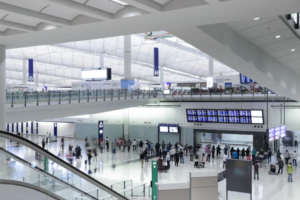 Hong Kong, Kina - 14 April: Passagerare i flygplatsen huvudlobbyn den 14 April, 2014 i Hong Kong, Kina. Hongkongs flygplats hanterar mer än 70 miljoner passagerare per år. — Stockfoto