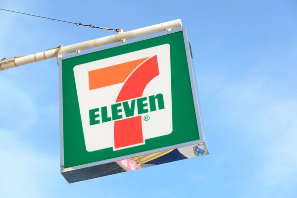 HONG KONG - JULHO 29,2014: 7-Eleven logo - 7-Eleven é o maior operador, franqueador e licenciador do mundo de lojas de conveniência com mais de 50.000 pontos de venda . — Fotografia de Stock