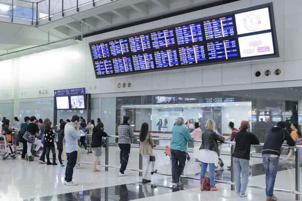 HONG KONG, CHINA - 14 de abril: Passageiros no lobby principal do aeroporto em 14 de abril de 2014 em Hong Kong, China. O aeroporto de Hong Kong lida com mais de 70 milhões de passageiros por ano . — Fotografia de Stock