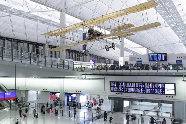 Hong Kong, Kína - április 14-én: A repülőtér fő lobbyban április 14-én 2014, Kínában, Hong Kong, az utasok. A hongkongi repülőtér kezeli a több mint 70 millió utas / év. — Stock Fotó