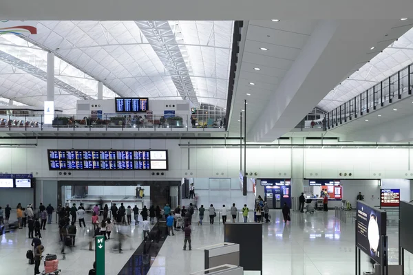 Hong kong, china - 14. April 2014: Passagiere in der Flughafen-Lobby am 14. April 2014 in hong kong, china. Der Flughafen Hongkong fertigt mehr als 70 Millionen Passagiere pro Jahr ab. — Stockfoto