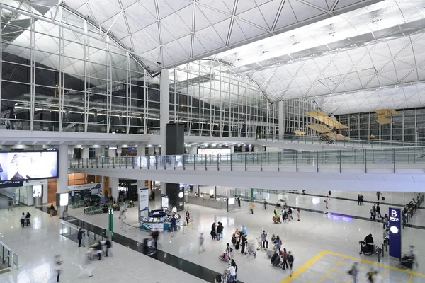 HONG KONG, CHINA - 14 de abril: Passageiros no lobby principal do aeroporto em 14 de abril de 2014 em Hong Kong, China. O aeroporto de Hong Kong lida com mais de 70 milhões de passageiros por ano . — Fotografia de Stock