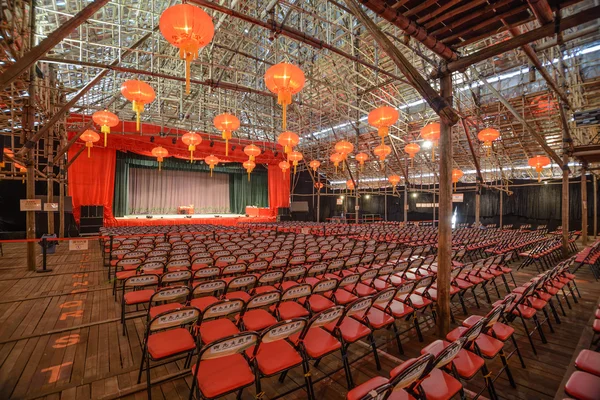 Hong Kong 18 de enero: decoración del teatro de bambú West Kowloon en Hong Kong el 18 de enero de 2014. Es el programa cultural que incluye conciertos cantoneses de ópera, danza y música en una Feria de Teatro de Bambú — Foto de Stock