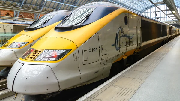 LONDRES, Reino Unido - JANEIRO 18: Eurostar train on JANEIRO 18, 2013. Eurostar locomotiva de trem na estação de St. Pancras em Londres, Reino Unido . — Fotografia de Stock