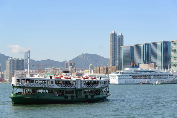 香港 - 9月20日:中国の香港で2013年9月20日に九龍桟橋を出発するフェリー「ソーラースター」。香港フェリーは120年以上にわたりビクトリア港で運航されています. — ストック写真