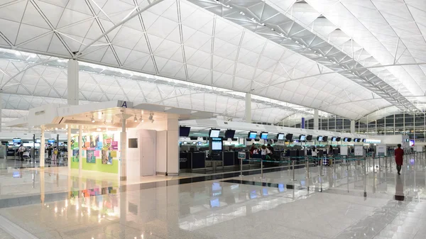 HONG KONG, CHINA - FEVEREIRO 11: Passageiros no lobby principal do aeroporto em 11 de fevereiro de 2013 em Hong Kong, China. O aeroporto de Hong Kong lida com mais de 70 milhões de passageiros por ano . — Fotografia de Stock