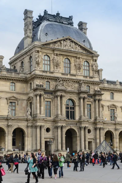 PARÍS - 10 DE ABRIL: La gente va al famoso museo del Louvre el 10 de abril de 2013 en París, Francia. Louvre es el museo más visitado del mundo, más de 10 millones en 2012 . —  Fotos de Stock