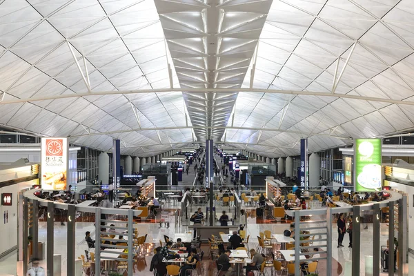 HONG KONG, CHINA - FEBRUARY 11: Passengers in the airport main lobby on February 11, 2013 in Hong Kong, China. The Hong Kong airport handles more than 70 million passengers per year. — Stock Photo, Image