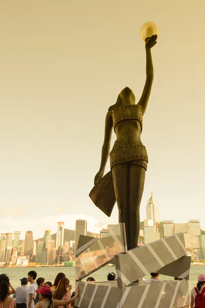 HONG KONG, CINA - 17 APR: Statua e skyline in Avenue of Stars il 17 aprile 2013 a Hong Kong, Cina. La passeggiata onora le celebrità dell'industria cinematografica di Hong Kong come la famosa attrazione della città . — Foto Stock