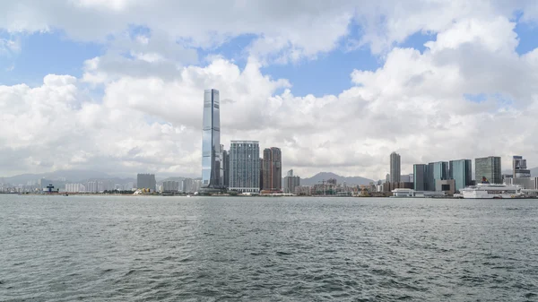 HONG KONG - 4 DE JULIO: Vista de rascacielos modernos en el centro de Hong Kong, China, el 4 de julio de 2013. Hong Kong es un centro financiero internacional que tiene 112 edificios que tienen una altura de 180 metros . — Foto de Stock