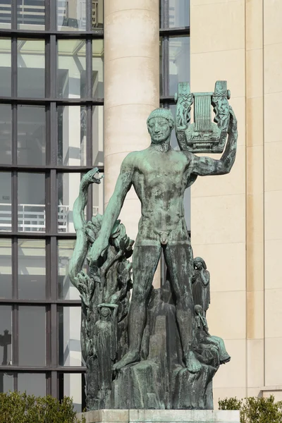 Parigi, FRANCIA - 15 agosto 2013 - una statua al Palais de Chaillot di Trocadero, nella città di Parigi . — Foto Stock