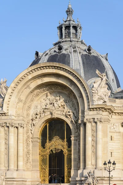 A entrada decorada de Small Palace em Paris, França (petit palais ) — Fotografia de Stock