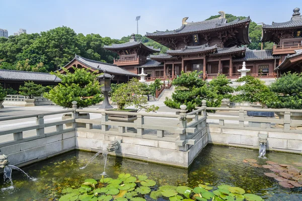Chi Lin Nunnery - Chinese garden with metal lantern in Hong Kong — 图库照片