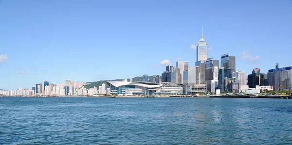 HONG KONG - 4 DE JULIO: Vista de rascacielos modernos en el centro de Hong Kong, China, el 4 de julio de 2013. Hong Kong es un centro financiero internacional que tiene 112 edificios que tienen una altura de 180 metros . — Foto de Stock