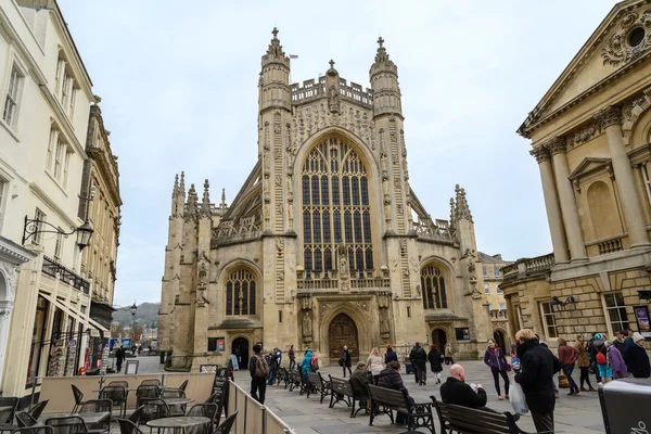 Bath, Velká Británie-19. března: turisté i místní obyvatelé si užívají slunný den na nádvoří historického opatství a římské lázně 19. března 2013 v Bathu, UK. Koupel dostává 4,5 m návštěvníků ročně. — Stock fotografie