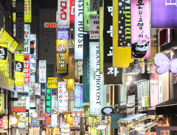 SEOUL - FEVEREIRO 14: Myeong-Dong Neon Lights 14 de fevereiro de 2013 em Seul, Coreia do Sul. A localização é o bairro de estreia para fazer compras na cidade . — Fotografia de Stock