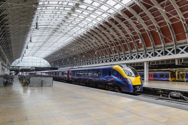 Londra - 18 Mayıs: Bir tren 18 Mayıs 2013'te Londra'da Paddington istasyonuna geldi. Paddington istasyonu yoğun zamanlarda saatte 100'den fazla tren ile Avrupa'nın en işlek biridir.