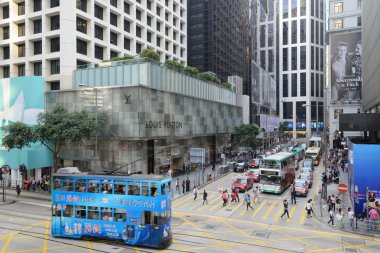 Hong Kong, Çin - 13 Nisan: Hong Kong, Çin için 13 Nisan 2013 tarihinde cadde görünümü kalabalık. 7 m nüfus ve kara kütlesi 1104 sq km ile dünyanın en yoğun alanlarda biridir.